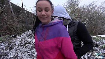 Ragazza congelata scopata sulla neve da uno straniero birichino